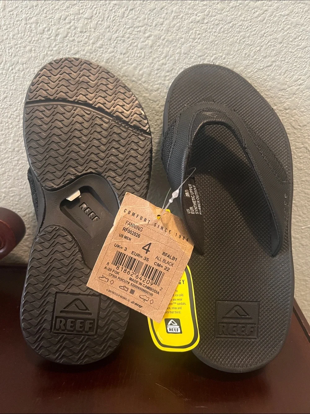 New REEF Men’s Black Flip-Flop Sandals w/ Bottle Opener Sole